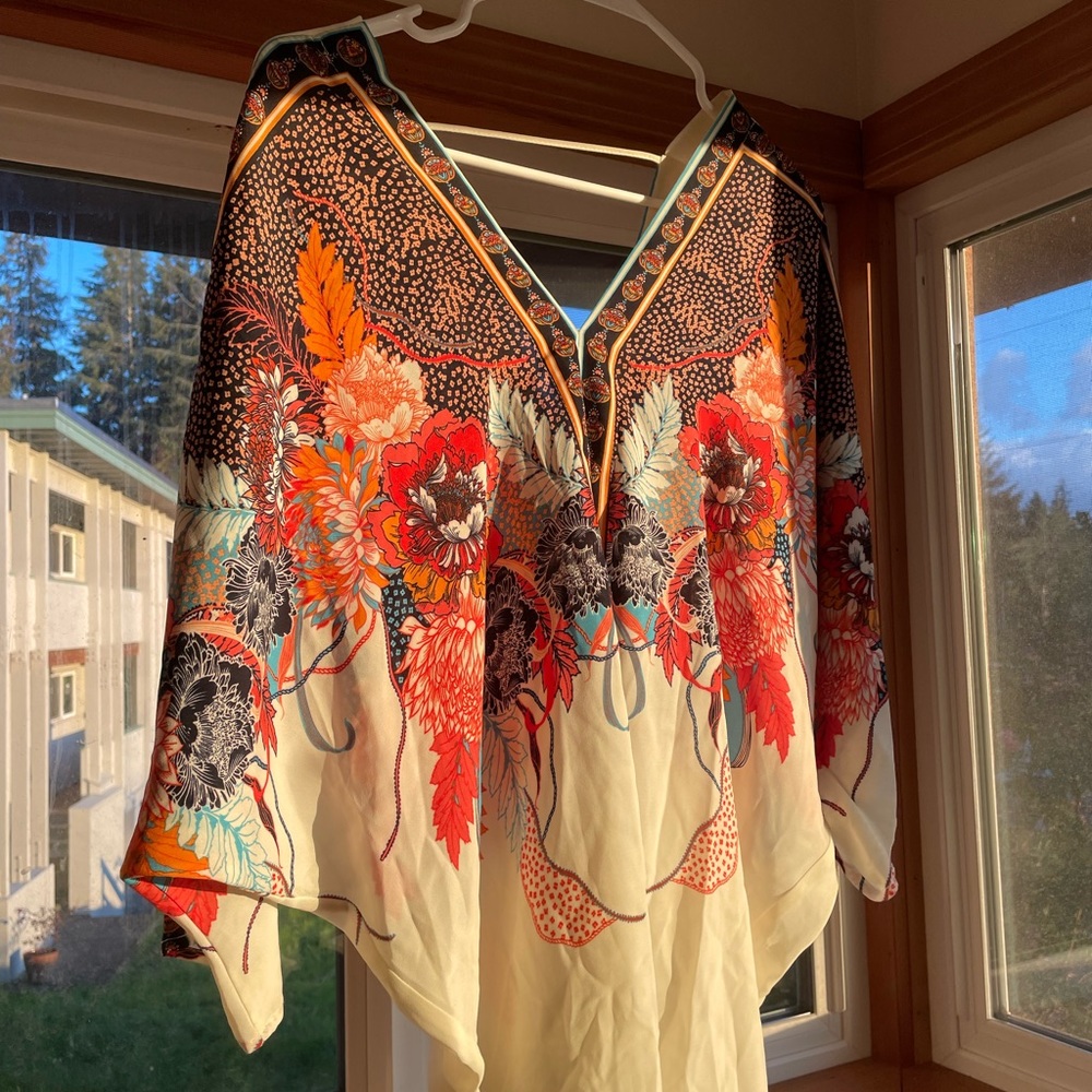 Beautiful blouse with such a unique pattern you are sure to stand out.